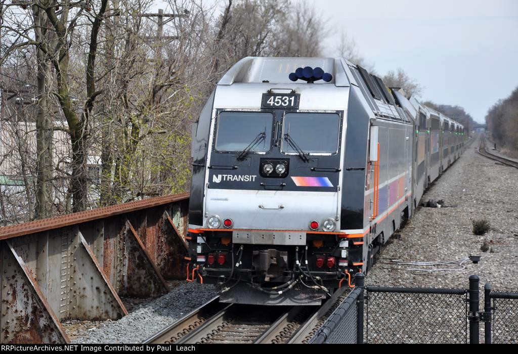 Inbound commuter shoves east out of the station